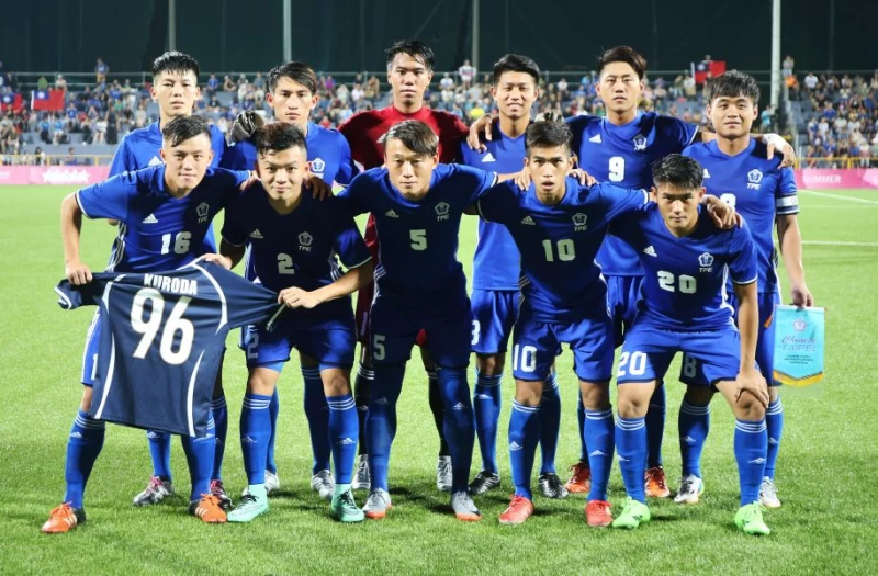 中華世大運男足拿著黑田和生的球衣登場。李天助攝