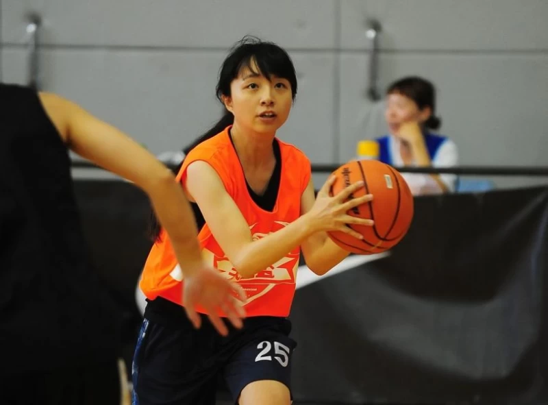運動女孩劉懿萱熱衷籃球,以球會友。(摩曼頓提供)