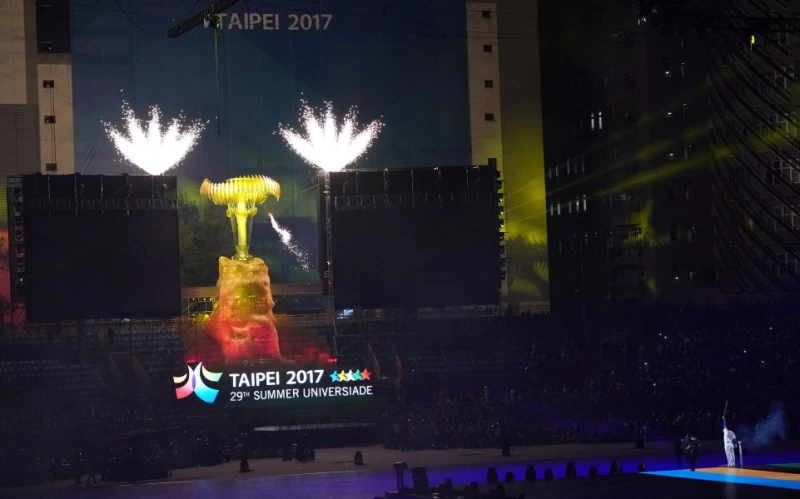 陳金鋒一棒轟出點燃聖火。李天助攝