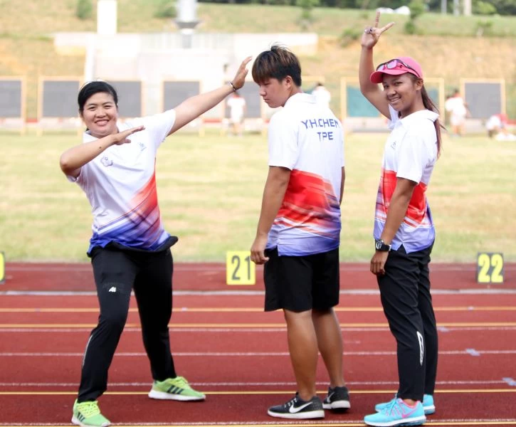 中華女子複合弓選手吳亭廷(左起)、陳怡瑄和李葶瑄蓄勢待發。林嘉欣／攝影。