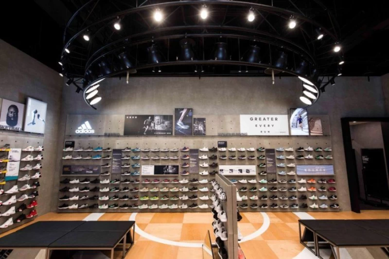 adidas信義門市近十米寬的鞋牆,最新的跑鞋、訓練鞋款以及籃球鞋完整呈現。adidas提供