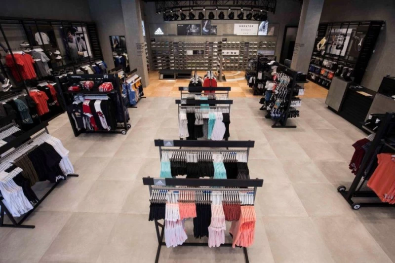 adidas信義門市近百坪舒適購物空間,將在信義區再掀一股銳不可擋的運動風潮。adidas提供