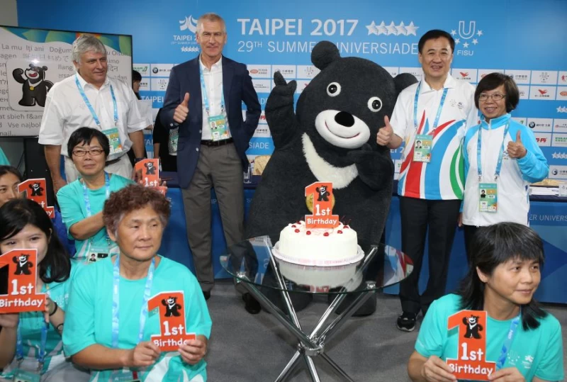 現場工作人員為一年來辛苦為世大運宣傳的熊讚歡慶1歲生日。大會提供