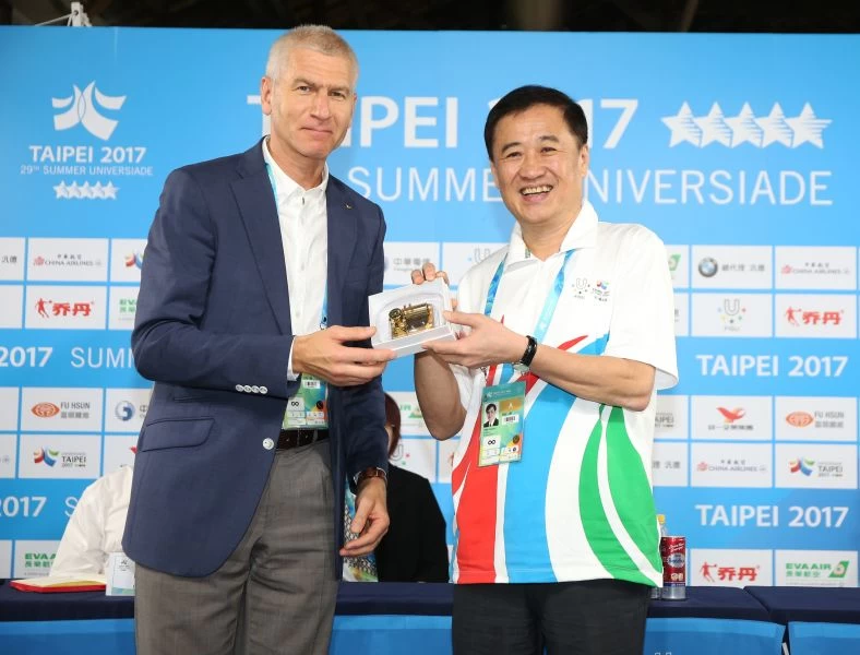 FISU會長Oleg Matytsin將象徵圓滿吉祥的好彩頭送給副市長陳景峻。大會提供