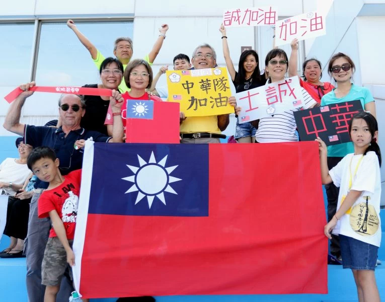 彭士誠加油團聲勢浩大。林嘉欣／攝影。