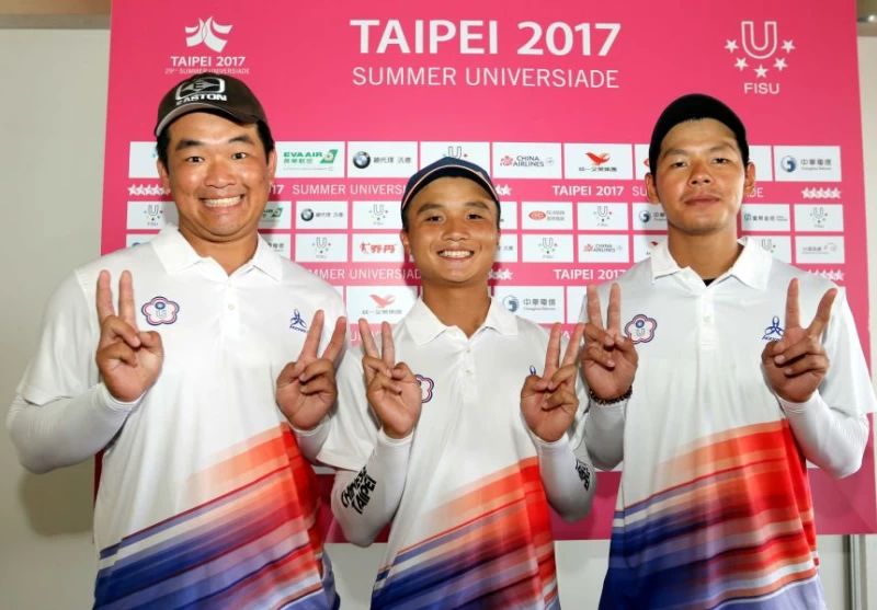 中華男子複合弓代表隊陳享宣(左起)、林鑫民和林哲瑋。林嘉欣／攝影。
