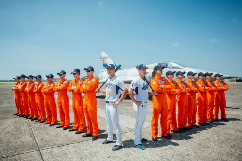梁家榮和藍寅倫與空軍第四九九聯隊合照。圖/Lamigo桃猿提供