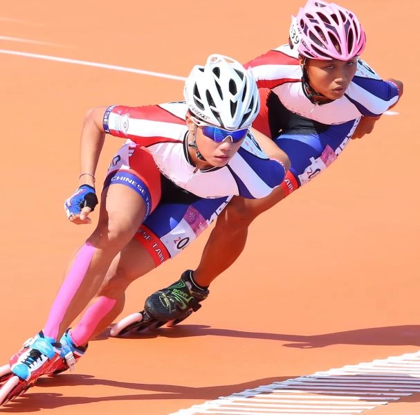 臺北世大運女子滑輪溜冰10000公尺計分淘汰賽楊合貞(左)、李孟竹分別獲得金、銀牌。台北世大運組委會提供