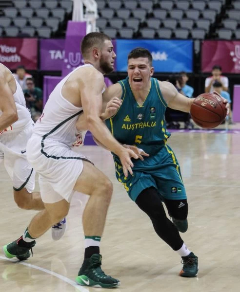 臺北世大運男子籃球澳洲隊5號Vasiljevic_Dejan過人。圖/台北世大運組委會提供