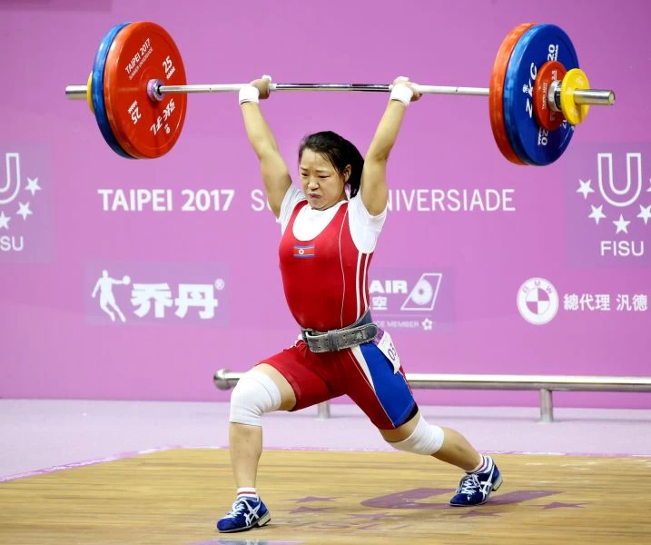 女子舉重53公斤級競爭激烈,最終由朝鮮選手Ri_Su_Yon獲得金牌。圖/台北世大運組委會提供