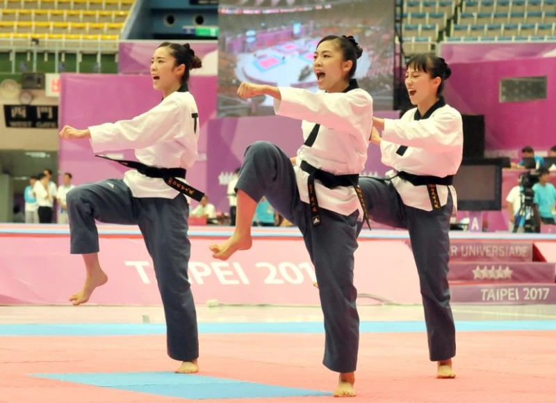 女子團體品勢,中華隊陳以瑄(中)、陳湘婷(左)及李映萱獲得銀牌。台北世大運組委會提供