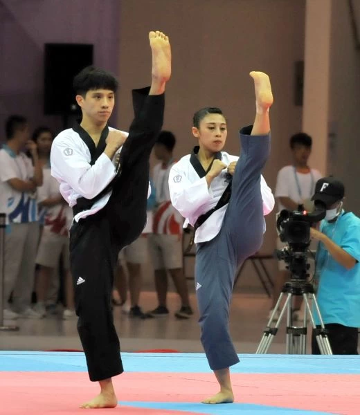 男女混合團體品勢李晟綱(左)、蘇佳恩神情專注。台北世大運組委會提供