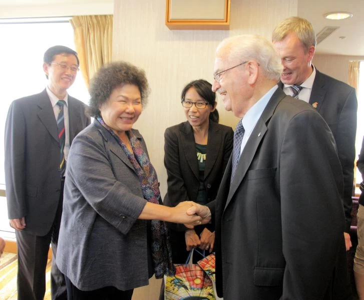 陳菊與Mr.Ron Froehlich相隔8年再相見。圖/高雄市政府提供