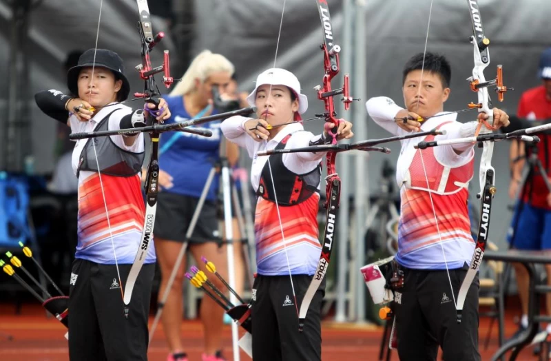 中華隊彭家楙(左起)、譚雅婷和雷千瑩瞄準世大運女子反曲弓團體賽金牌。林嘉欣／攝影。
