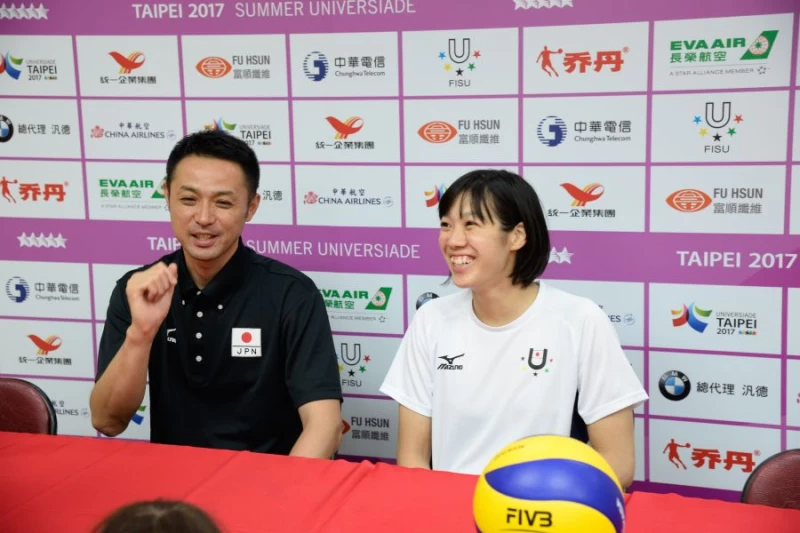 臺北世大運女子排球日本隊總教練藤井壯浩(左)和選手山內美咲接受訪問。圖/2017世大運組委會提供