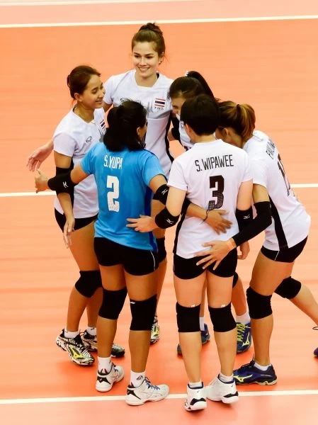 泰國女排隊選手得分後互相擁抱。圖/2017世大運組委會提供