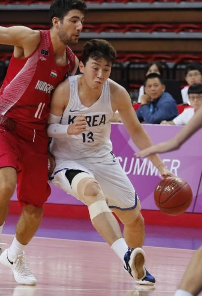 韓國隊13號姜相才受到匈牙利球員壓迫。圖/2017世大運組委會提供