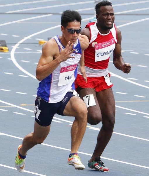 驟雨打亂臺北世大運田徑23日晚間賽程,同樣影響選手賽前暖身,但中華臺北「新生代飛毛腿」楊俊瀚在男子100公尺複賽跑出10秒31,挺進24日的準決賽。這成績在晉級的16位選手中,僅次於與他同組、日本名將多田修平跑出的10秒29。台北世大運組委會提供