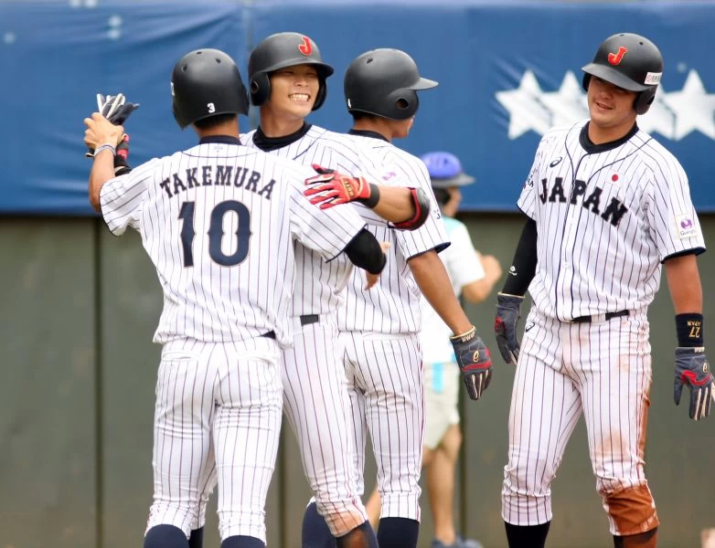 世大運棒球日本隊中川圭太(左二)擊出逆轉滿貫砲後與隊友慶祝。圖/2017世大運組委會提供