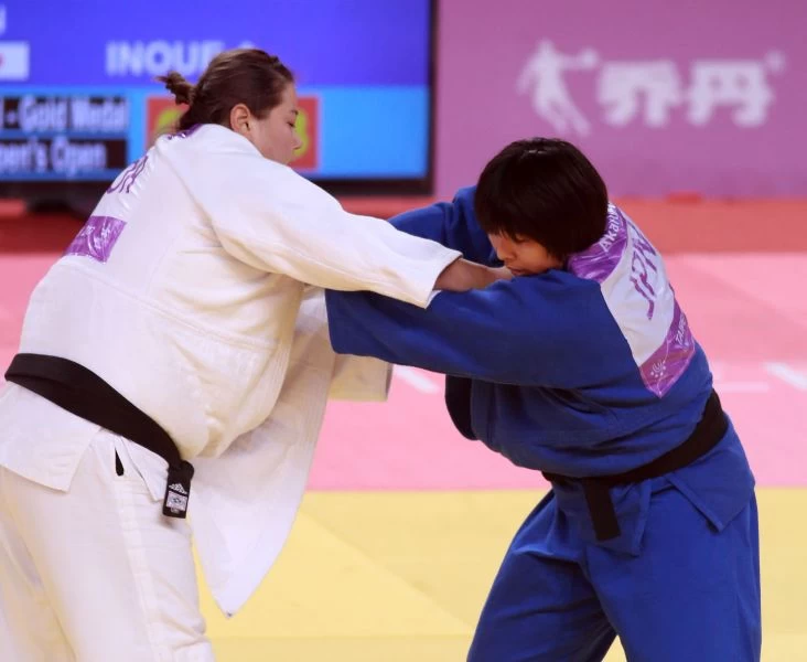 女子柔道無限量級金牌戰，由日本選手（藍）Inoque_Akari拿下金牌、韓國選手Kim_Jiyoun拿下銀牌。圖/2017世大運組委會提供