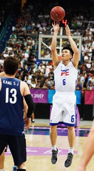 中華隊李愷諺(右)今天攻下14分、8籃板。圖/李天助攝