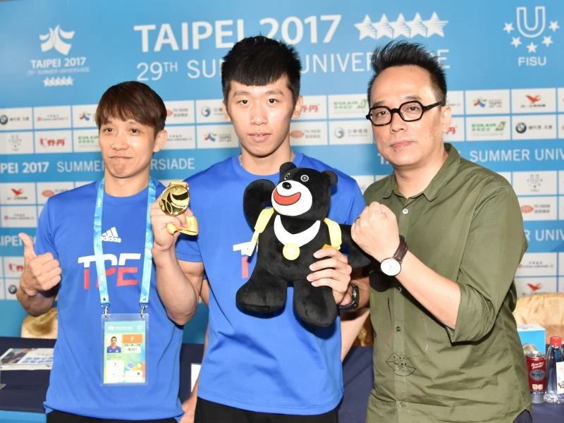 李智凱(中)與拍電影《翻滾吧!男孩》導演林育賢(右)。台北世大運組委會提供