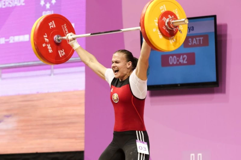 白俄羅斯Darya_Naumava拿下舉重女子75公斤銀牌。臺北世大運組委會提供