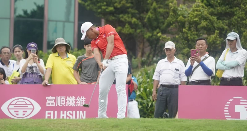 中華隊俞俊安(紅衣)以兩回合總桿低於標準桿16桿的272桿,與中華隊另一名選手劉永華在男子個人組暫並列第三。台北世大運組委會提供