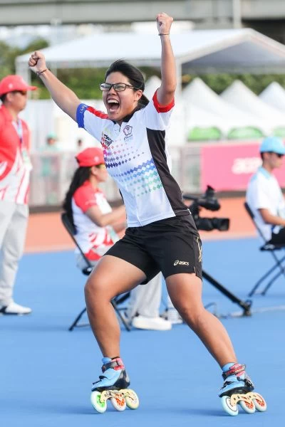 梁宣旼在臺北市大運滑輪溜冰女子速度過樁拿下金牌，開心振臂歡呼。台北世大運組委會提供