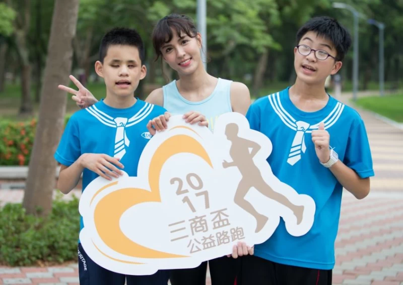 活動大使魏蔓與惠明盲校小朋友合影。圖/主辦單位提供