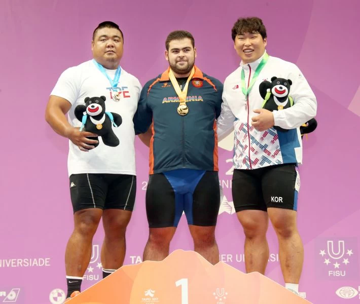 臺北世大運男子舉重105公斤級奪牌選手頒獎後合影。台北世大運組委會提供