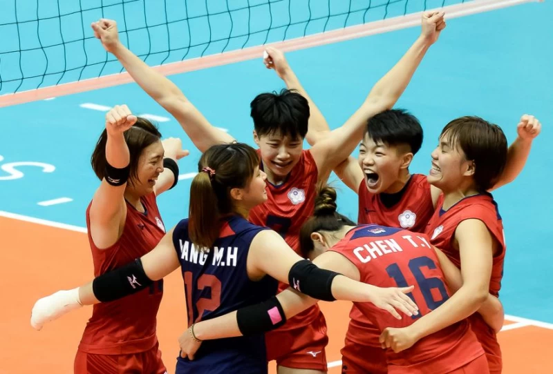 中華女排隔12年重返世大運四強之林， 全隊嗨到不行。臺北世大運組委會／提供。