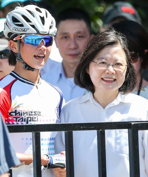 臺北世大運滑輪溜冰中華隊楊合貞再添金，總統蔡英文前來祝賀。臺北世大運組委會提供