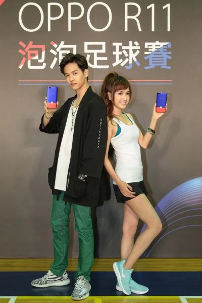 翁滋蔓與王以綸以球會友。OPPO提供