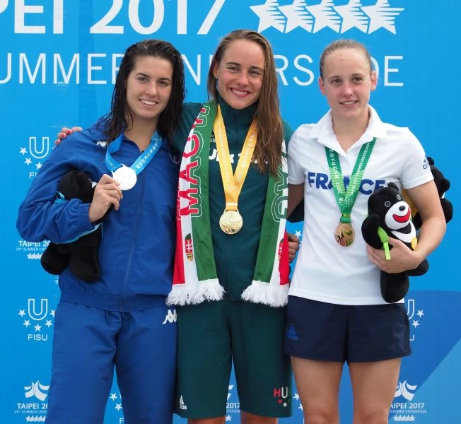 女子馬拉松10公里頒獎，由左至右銀牌得主義大利Gabrielleschi_Giulia，金牌得主匈牙利Olasz_Anna，銅牌得主法國Furst_Adeline。圖/2017世大運組委會提供