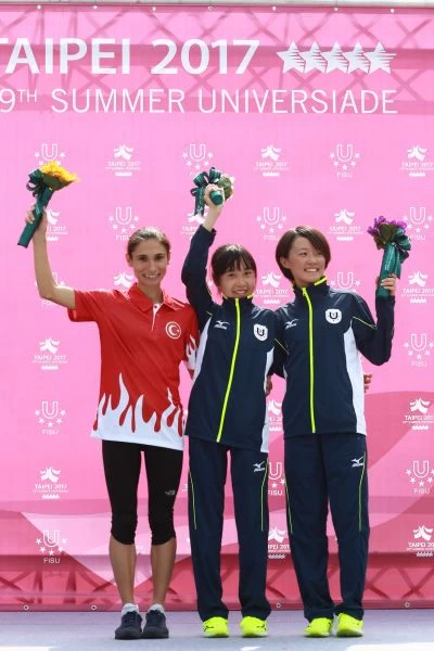 世大運女子半程馬拉松日本棟久由貴(中)奪金,土耳其銀牌得主Esma_Aydemir(左),銅牌得主日本選手福居紗希。台北世大運組委會提供