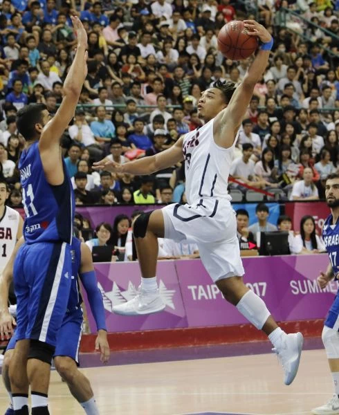 Carsen_Edwards(白衣)全場狂轟8記三分球,個人進帳36分是美國隊本場贏球功臣。圖/2017世大運組委會提供