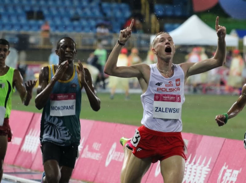 男子3000公尺障礙賽波蘭選手Krystian_Zalewski(右)在最後30公尺逆轉南非選手Rantso_Mokopane(左)。圖/2017世大運組委會提供