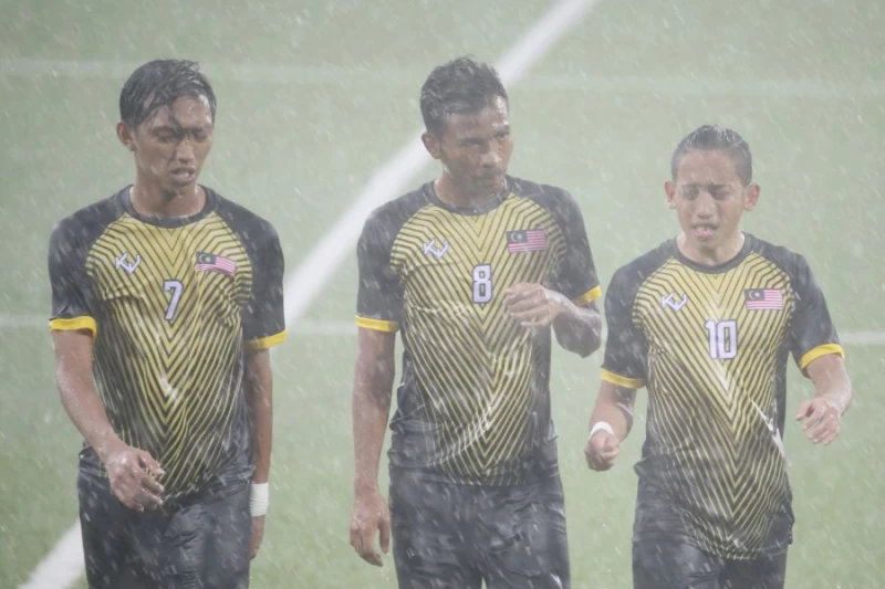 本場比賽進行到第70分鐘左右,現場下起大雷雨,大會宣布比賽暫停半小時。台北世大運組委會提供