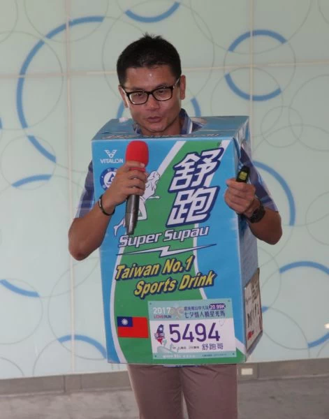 「舒跑哥」詹益榮揹著舒跑造型外盒分享個人海外馬拉松經驗。。圖/主辦單位提供