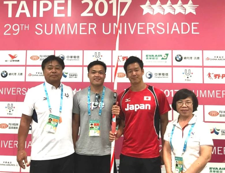 日本大學OGURA Kenji(右二)決定割愛，將提供給鄭兆村(左二)比賽，射破亞洲紀錄並奪金的標槍相贈。田徑協會／提供。