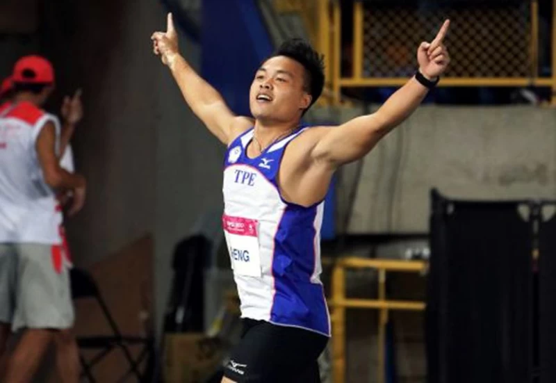 鄭兆村在世大運男子標槍打破亞洲紀錄摘金。李天助/攝影。