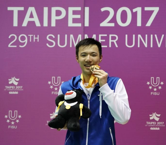 台灣男單王子維賽後笑咬金牌／李天助攝