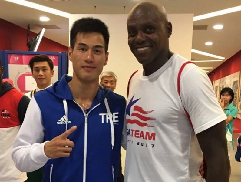 一代傳奇名將劉易士(右)世大運期間主動找楊俊瀚合照,意義非凡。田徑協會/提供。