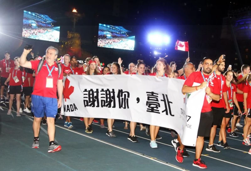 加拿大拿著感謝標語進場。台北世大運組委會提供