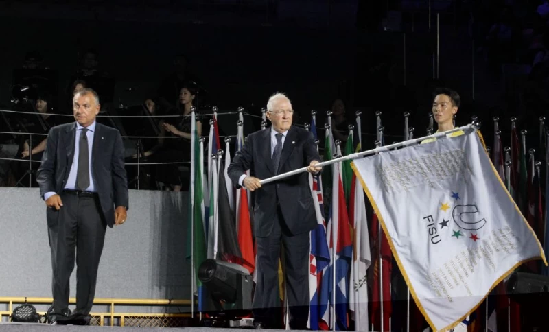 2019拿坡里世大運籌委會主任委員Raimondo_Pasquino接過旗子象徵臺北世大運順利落幕,下一屆拿坡里蓄勢待發。台北世大運組委會提供