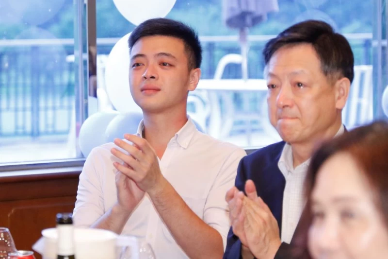 老爺關西球場董事長廖年祈(右)與特助廖憲曜觀看廖萬應董事長紀念影片時眼眶含淚。圖/大會提供(鍾豐榮丶葉勇宏攝影)