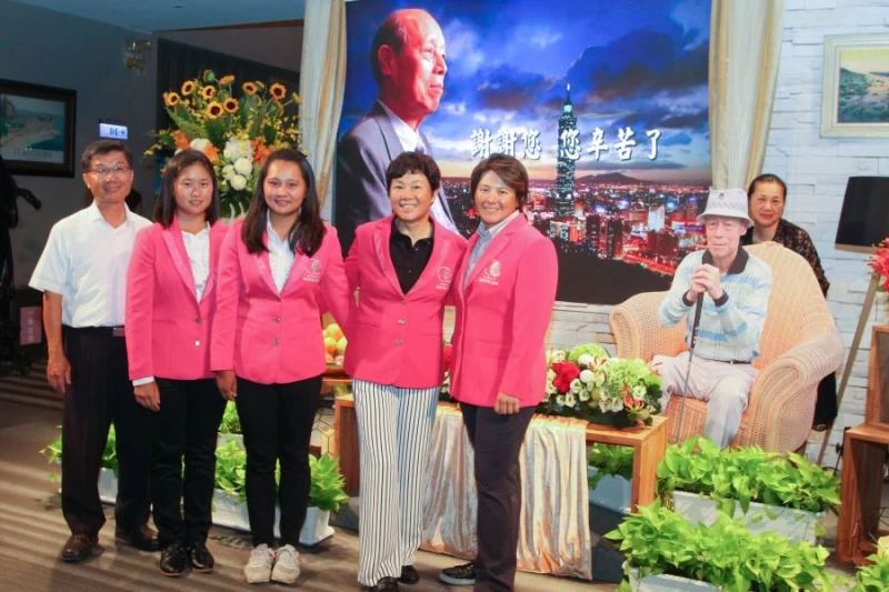 TLPGA理事長鄭美琦(右2)與其他選手及貴賓於球場會館大廳感恩牆合影。圖/大會提供(鍾豐榮丶葉勇宏攝影)