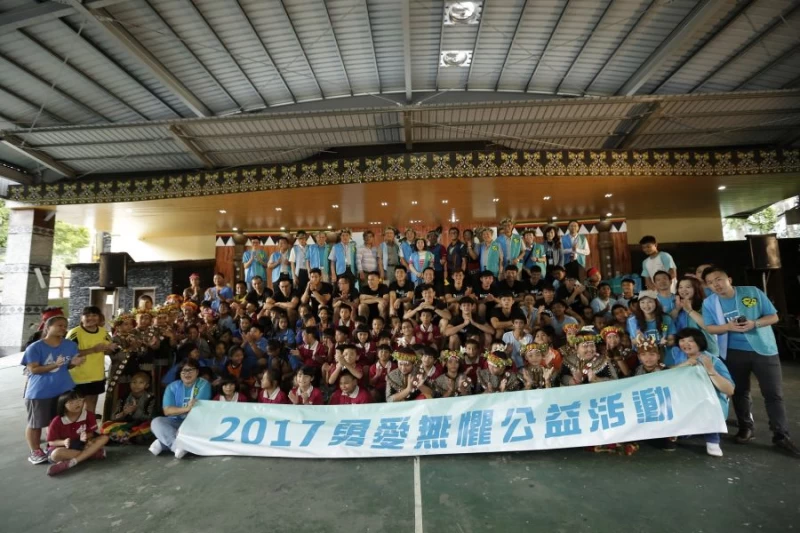 富邦勇士隊球員與小朋友大合照。圖/富邦金控提供
