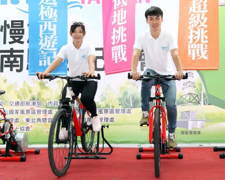 黃亭茵(左)和王胤之邀請大家踴躍報名極點燈塔慢旅活動。中國民國自行車騎士協會／提供。